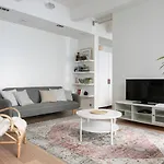 2Ndhomes Loft Apartment With Spa & Balcony By The White Church