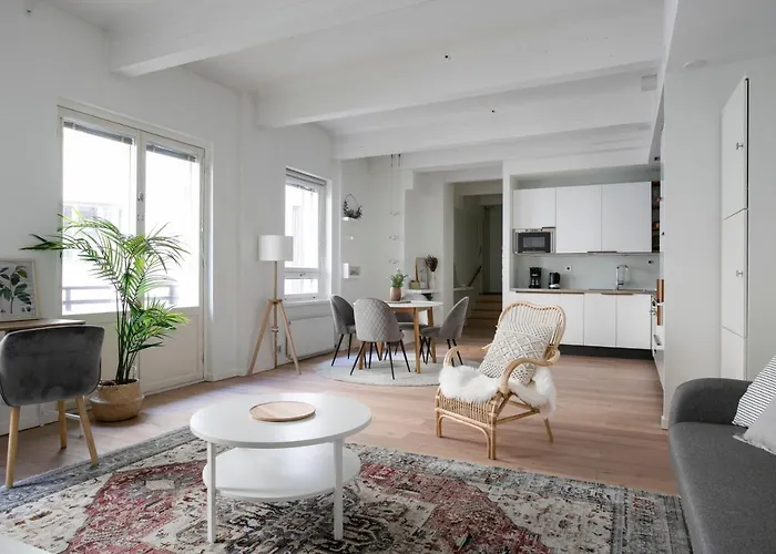 2Ndhomes Loft Apartment With Spa & Balcony By The White Church
